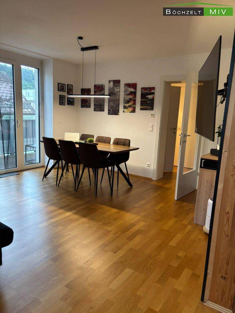 Geräumiger Essbereich mit Holzboden und Zugang zum Balkon, ideal für gemeinsame Mahlzeiten.