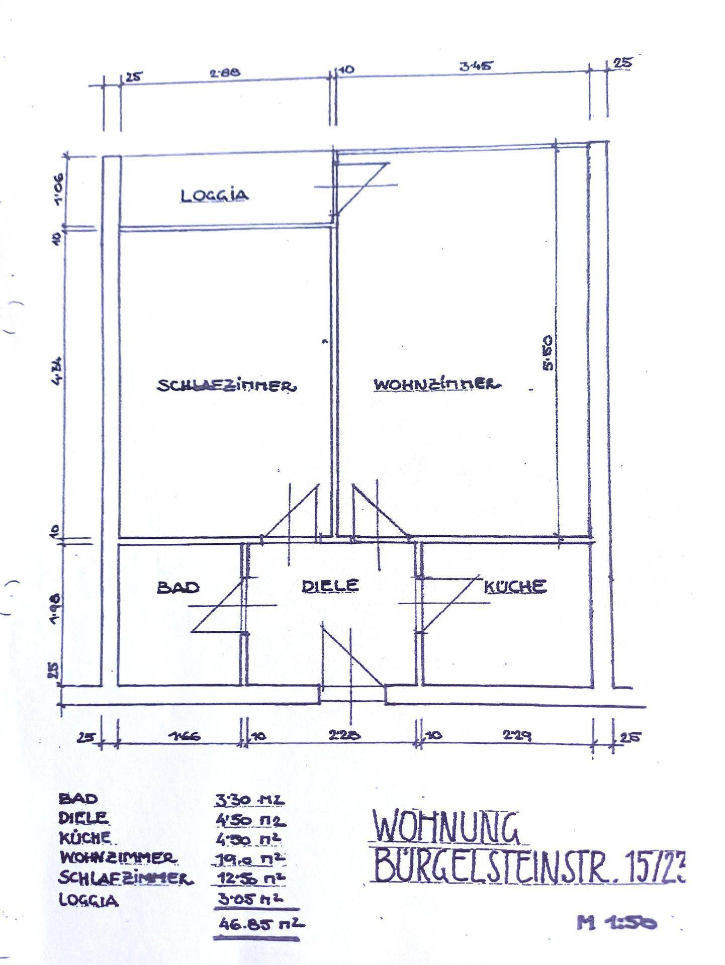 Handgezeichneter Grundriss einer Wohnung mit Zimmerbezeichnungen und Flächenangaben.