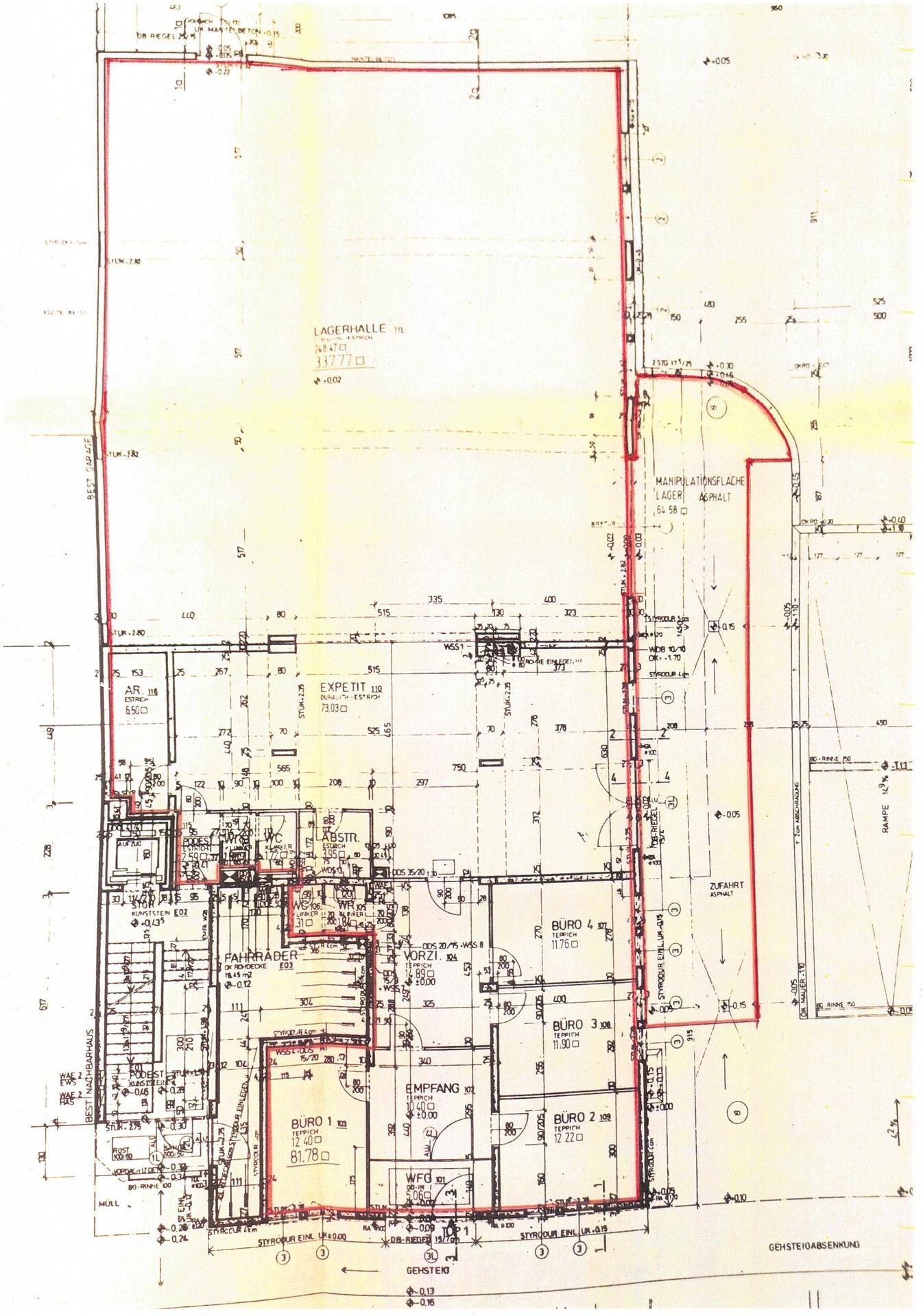 Detaillierter Grundrissplan mit roter Markierung, der die Raumaufteilung und Flächen zeigt.