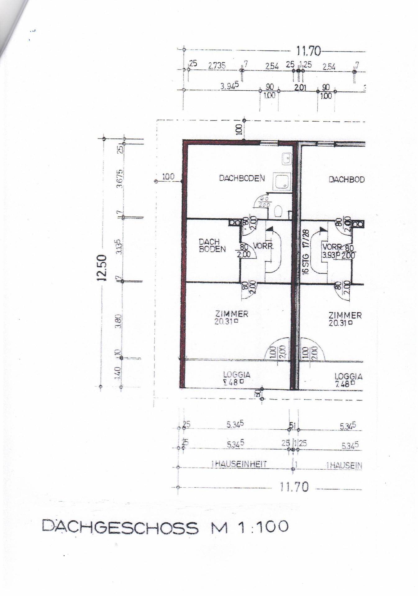 Grundriss des Dachgeschosses mit Zimmern, Dachboden und Loggia.