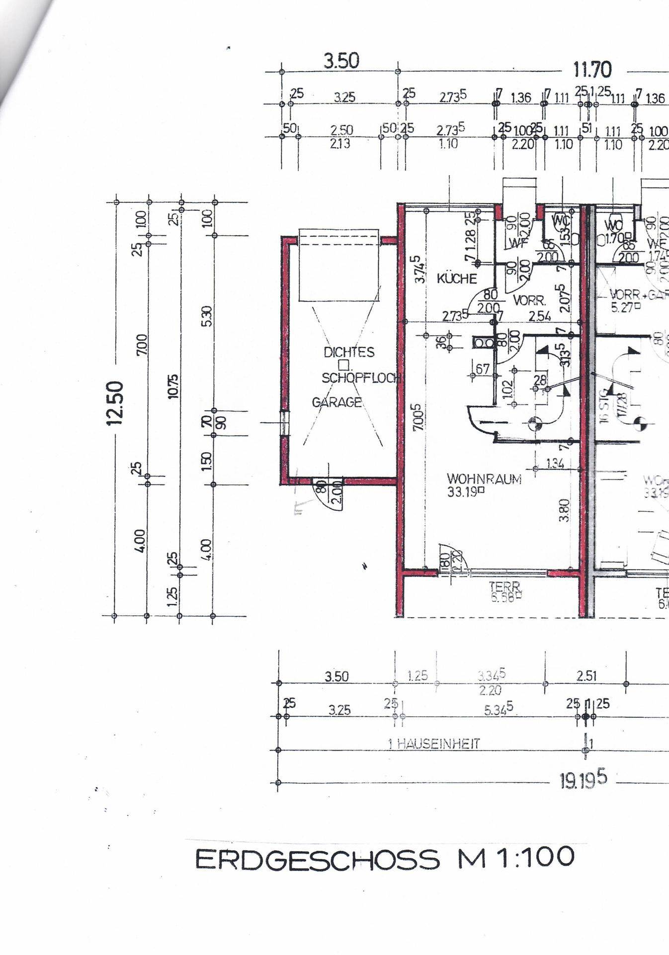Grundriss des Erdgeschosses mit Wohnraum, Küche, Garage und Terrasse.
