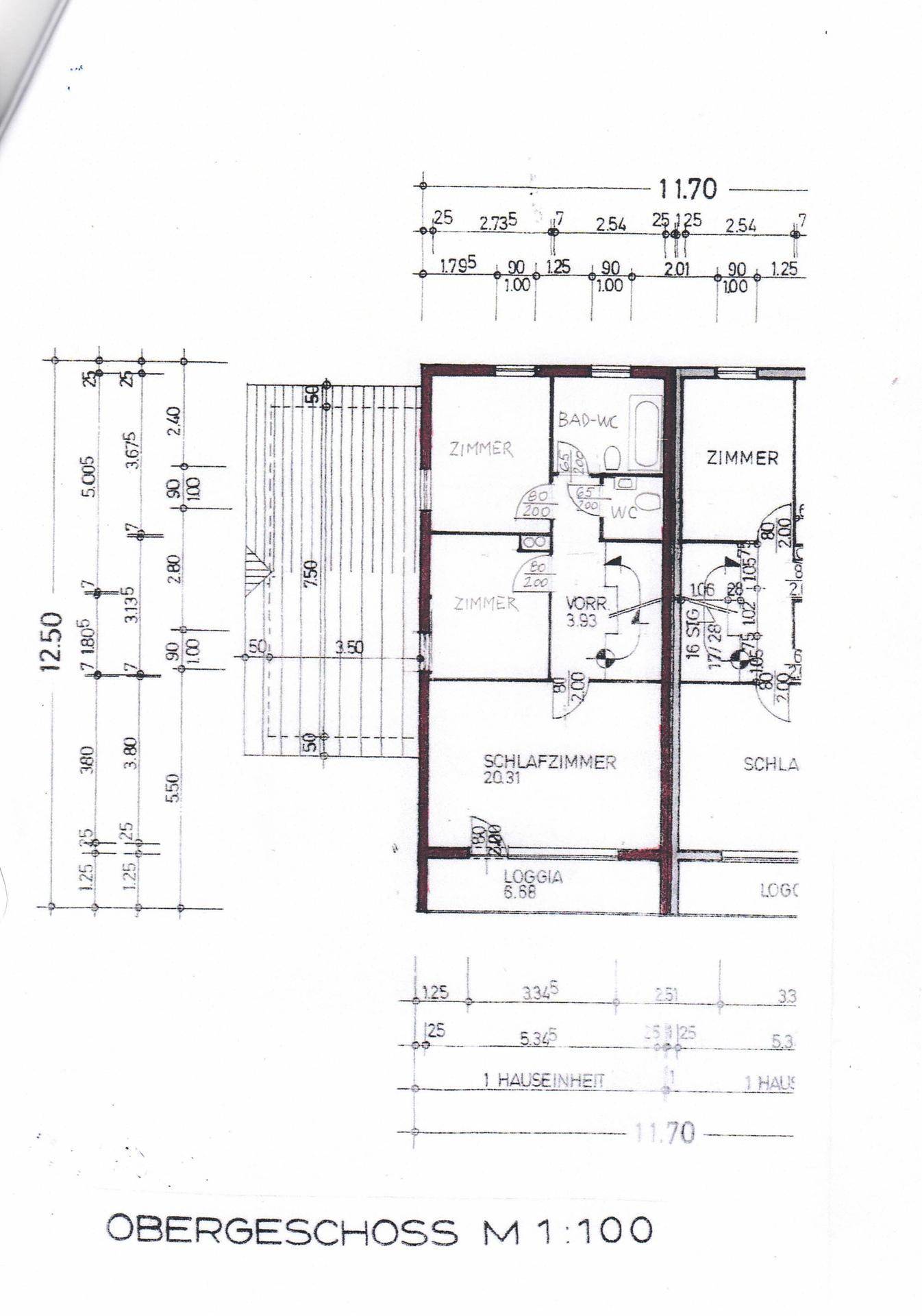 Grundriss des Obergeschosses mit Schlafzimmern, Bad und Loggia.