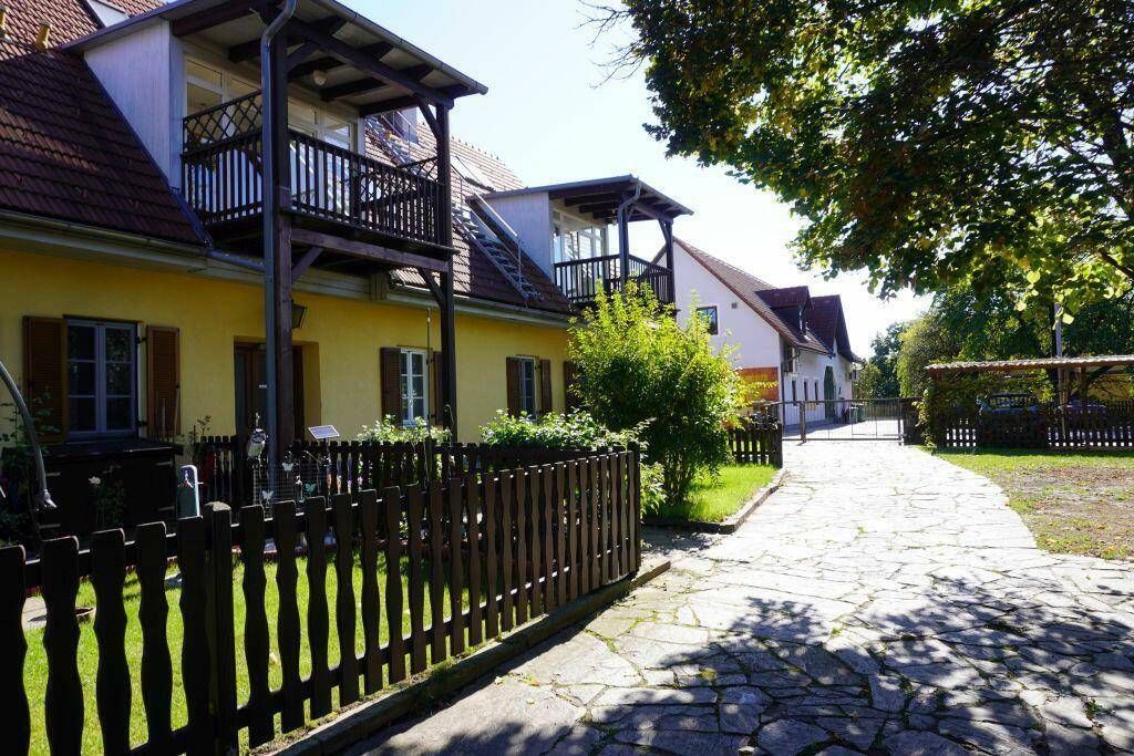 Ansicht Garten Sicht zum Carport