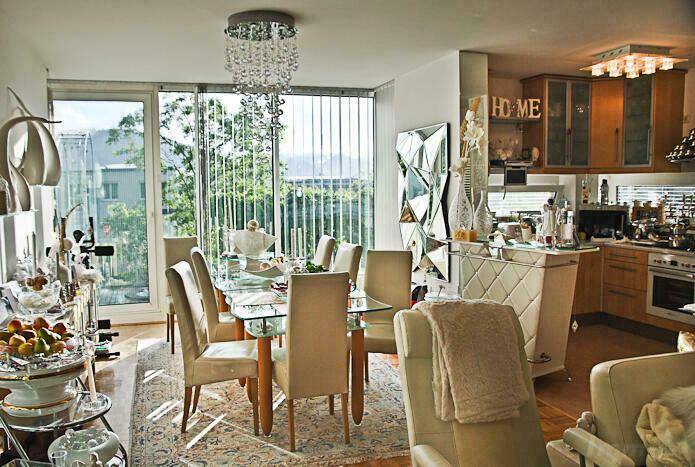 Wohnzimmer noch möbliert