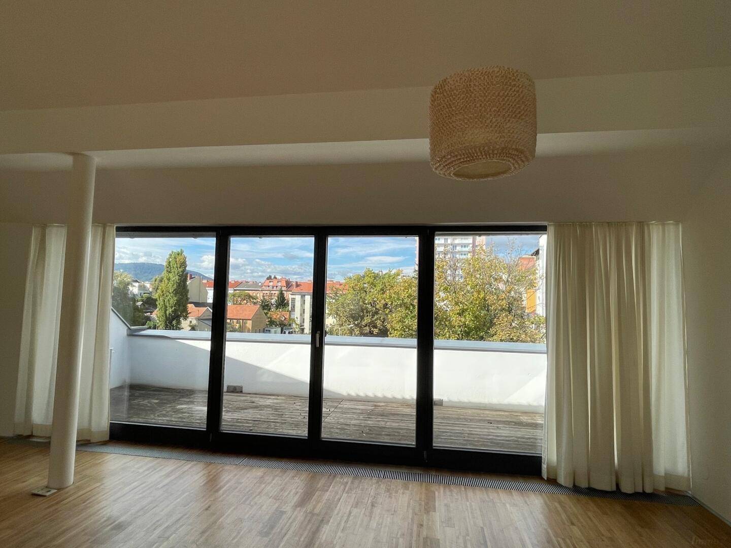 Fensterblick zu Terrasse