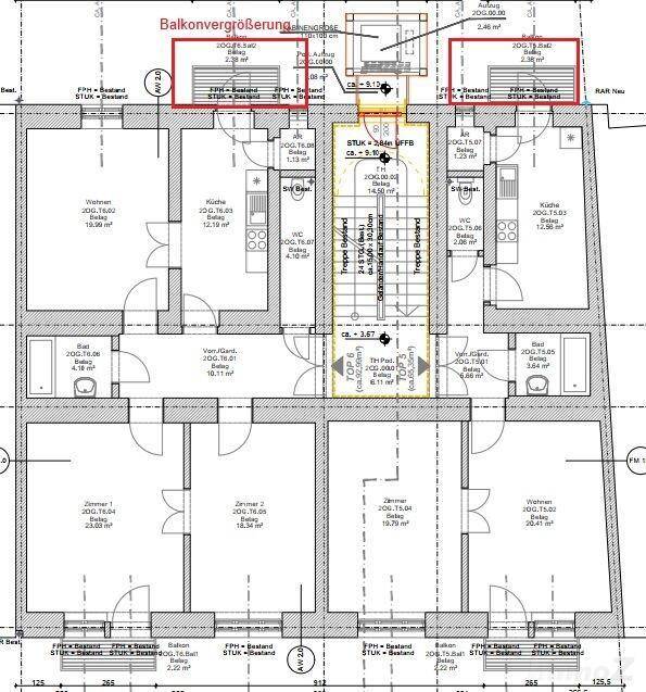 Grundrissplan einer Etage mit mehreren Wohneinheiten, Balkonen und Bädern.