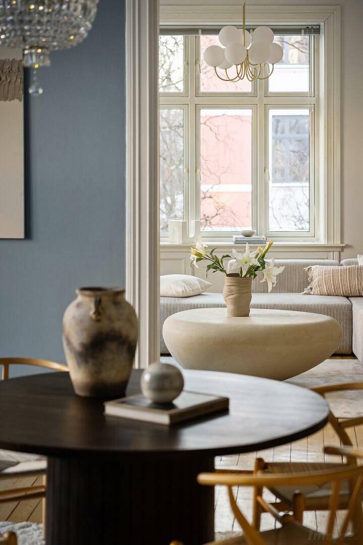 Heller Wohnbereich mit modernem Esstisch, bequemer Fensterbank und stilvoller Beleuchtung.