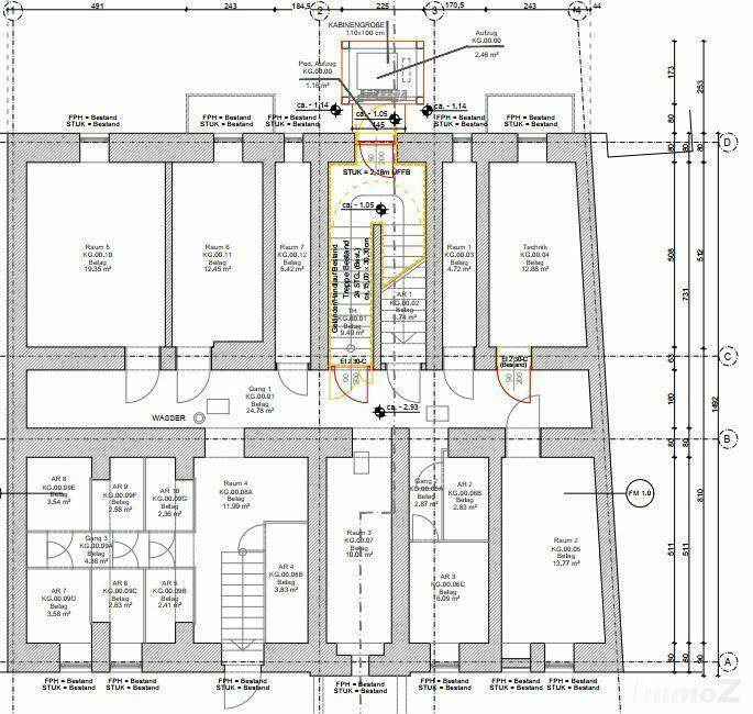 Detaillierter Grundriss des Untergeschosses mit verschiedenen Räumen und Treppenhaus.