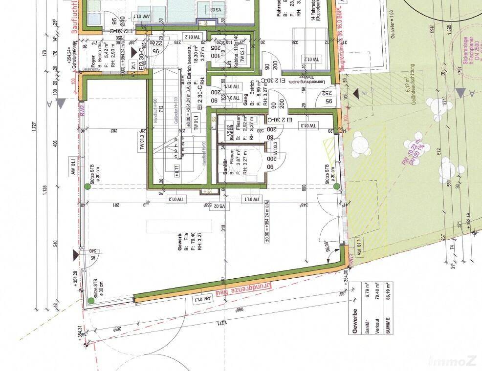 Detaillierter Grundriss eines Gebäudes mit verschiedenen Räumen, Balkon, Terrasse und Fahrradraum.