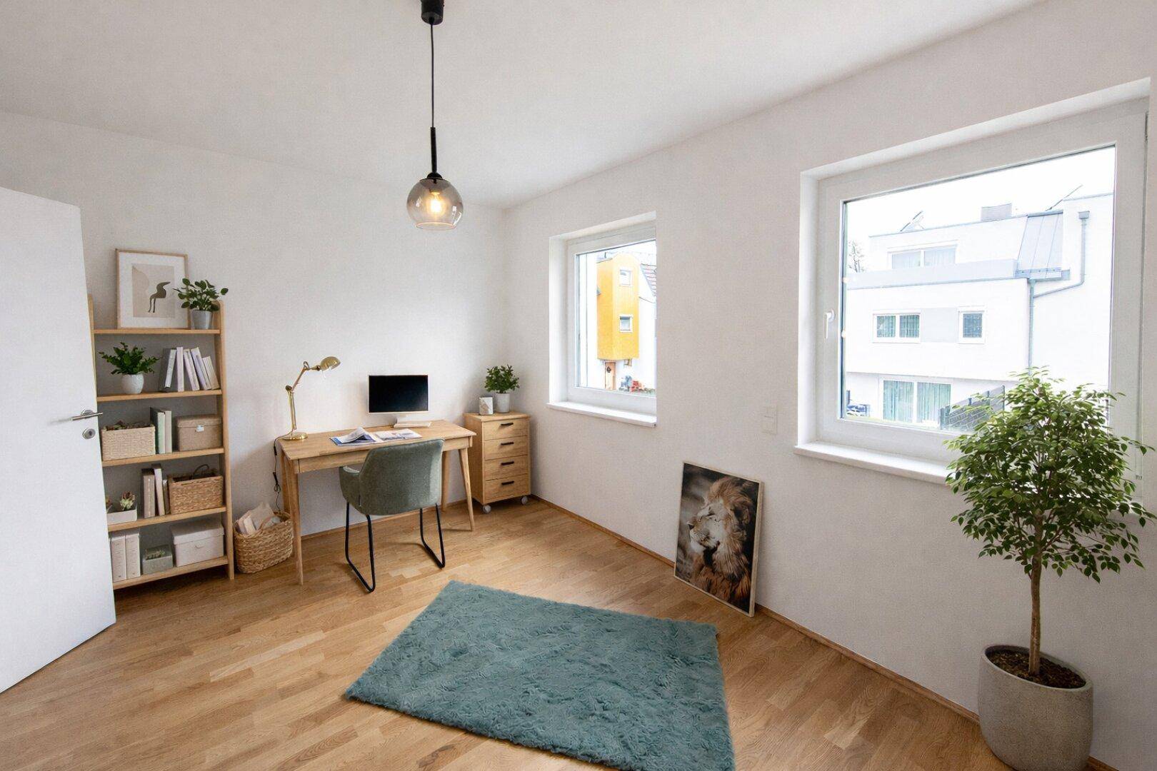 Helles Arbeitszimmer mit Holzboden, Schreibtisch und Blick auf die umliegenden Gebäude.