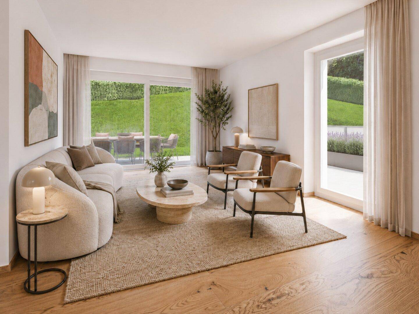 Gemütliches Wohnzimmer mit Sofa, Sesseln, Holzboden und direktem Gartenzugang.