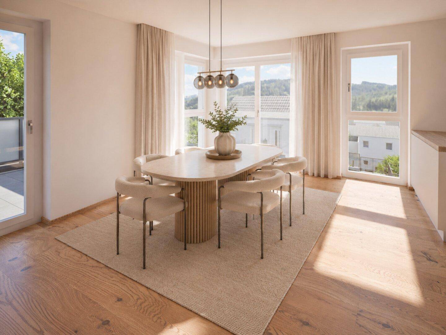 Heller Essbereich mit modernem Tisch, bequemen Stühlen und Zugang zum Balkon.