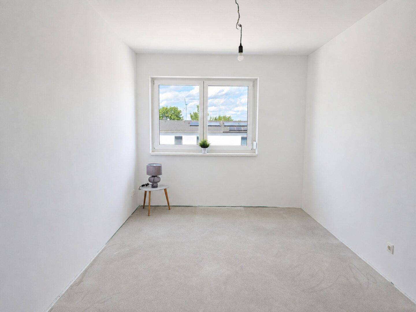 Leeres, helles Zimmer mit einem Fenster, ideal als Büro oder Gästezimmer nutzbar.