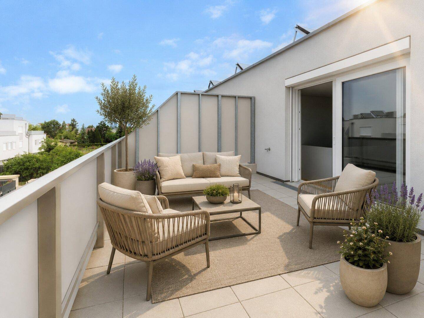 Sonniger Balkon mit modernen Loungemöbeln und Pflanzen, bietet einen angenehmen Ausblick ins Grüne.
