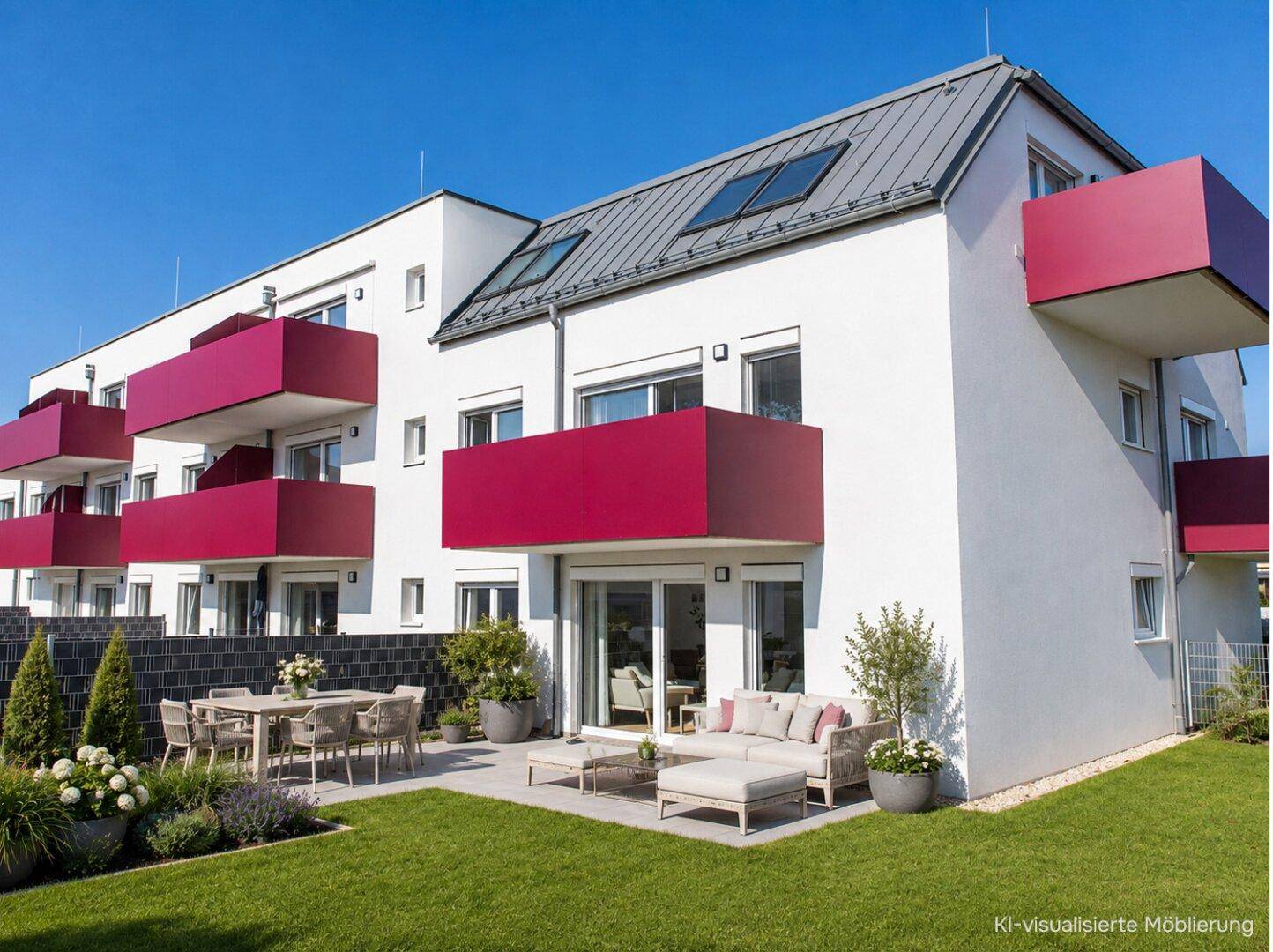 Moderne Wohnanlage mit weißer Fassade, roten Balkonen und einer möblierten Terrasse im Erdgeschoss.