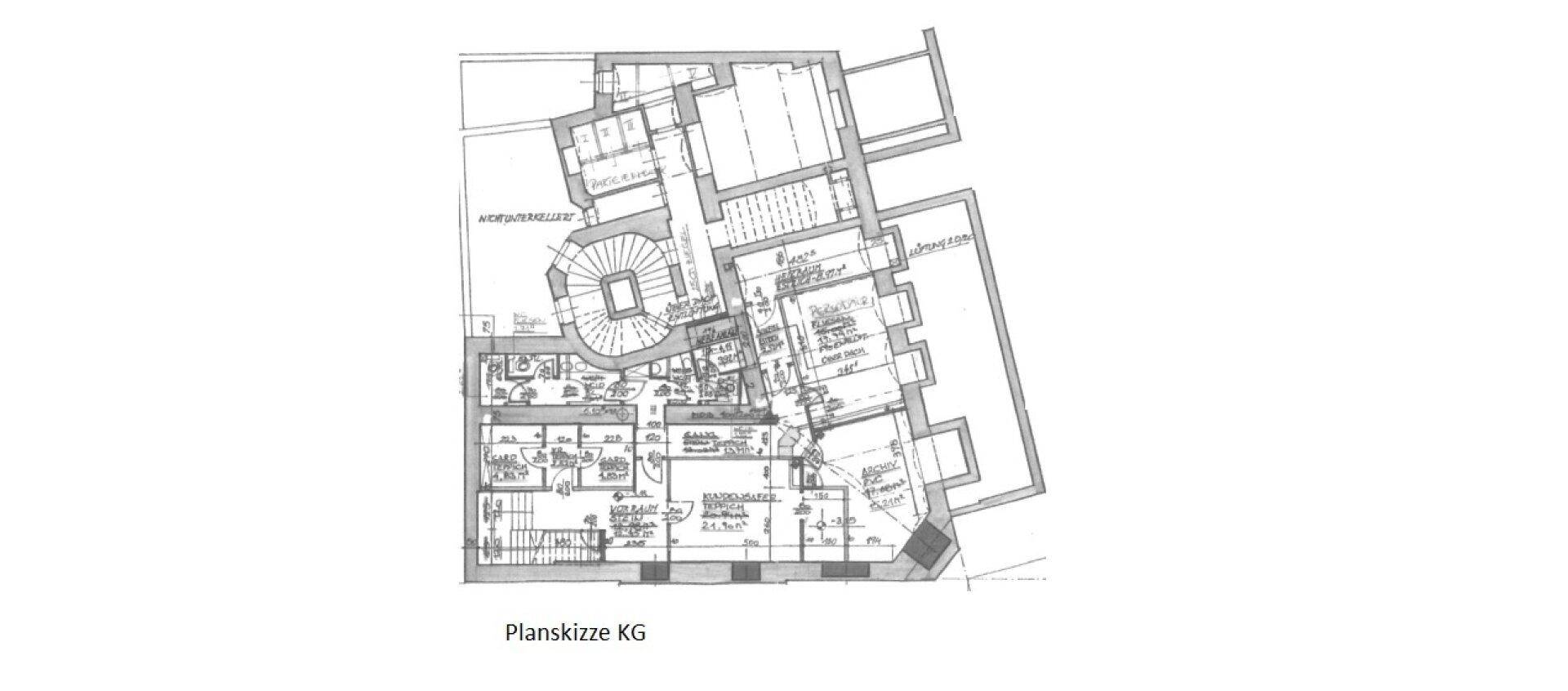 Grundriss-Skizze des Kellergeschosses mit verschiedenen Räumen und Treppen.