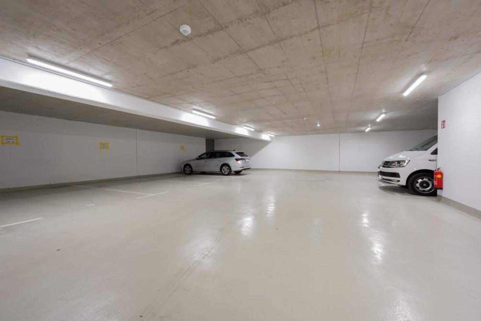 Geräumige Tiefgarage mit ausreichend Stellplätzen und guter Beleuchtung.