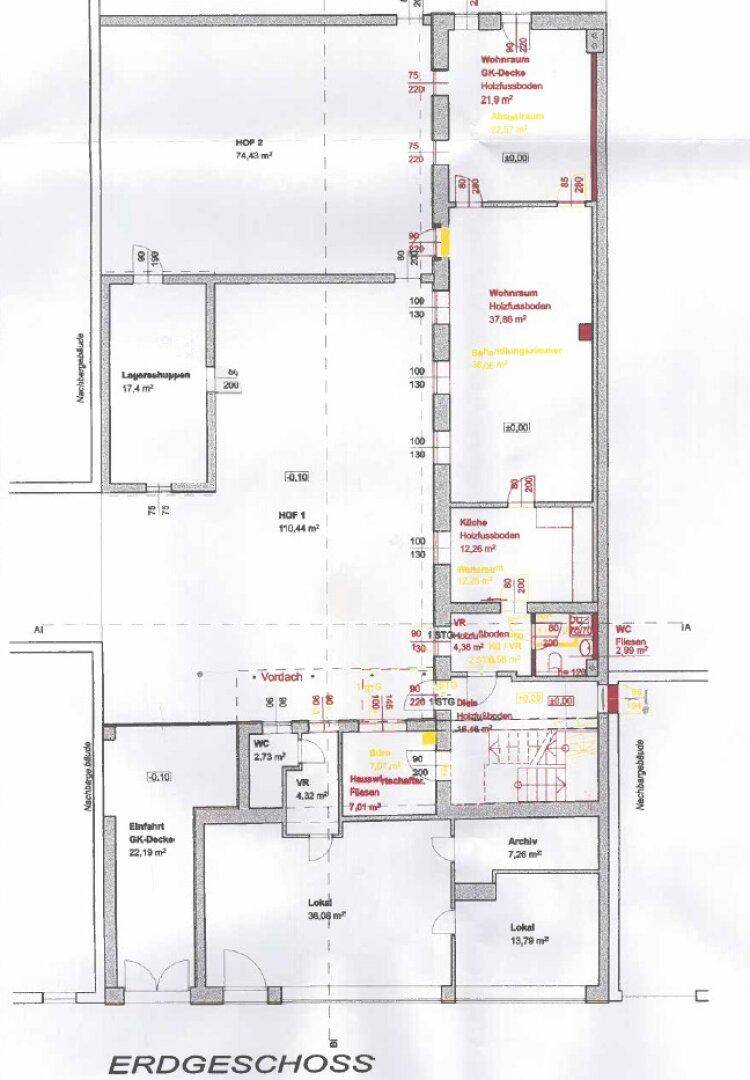 Grundriss des Erdgeschosses mit verschiedenen Räumen und Hofbereichen.