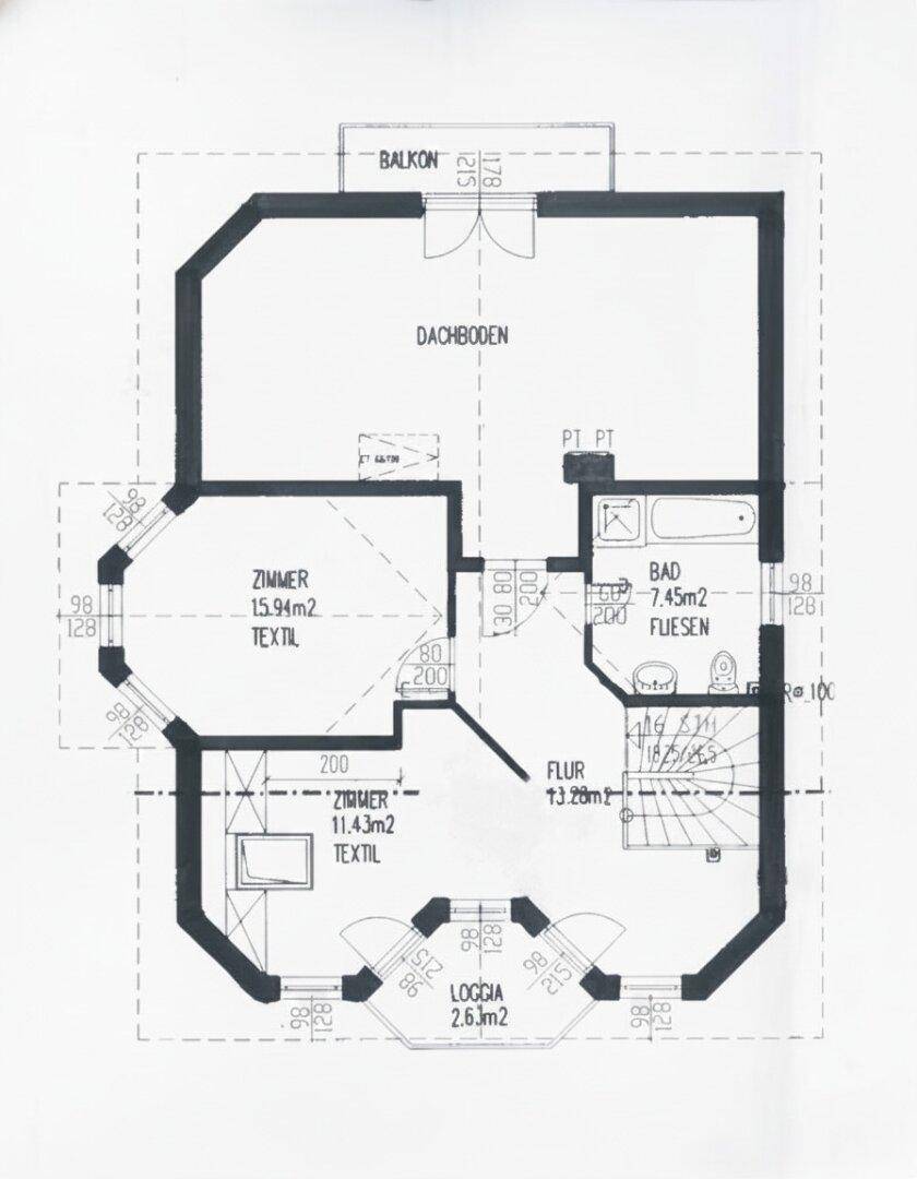 Grundriss des Obergeschosses mit Schlafzimmern, Bad, Loggia und Balkon.