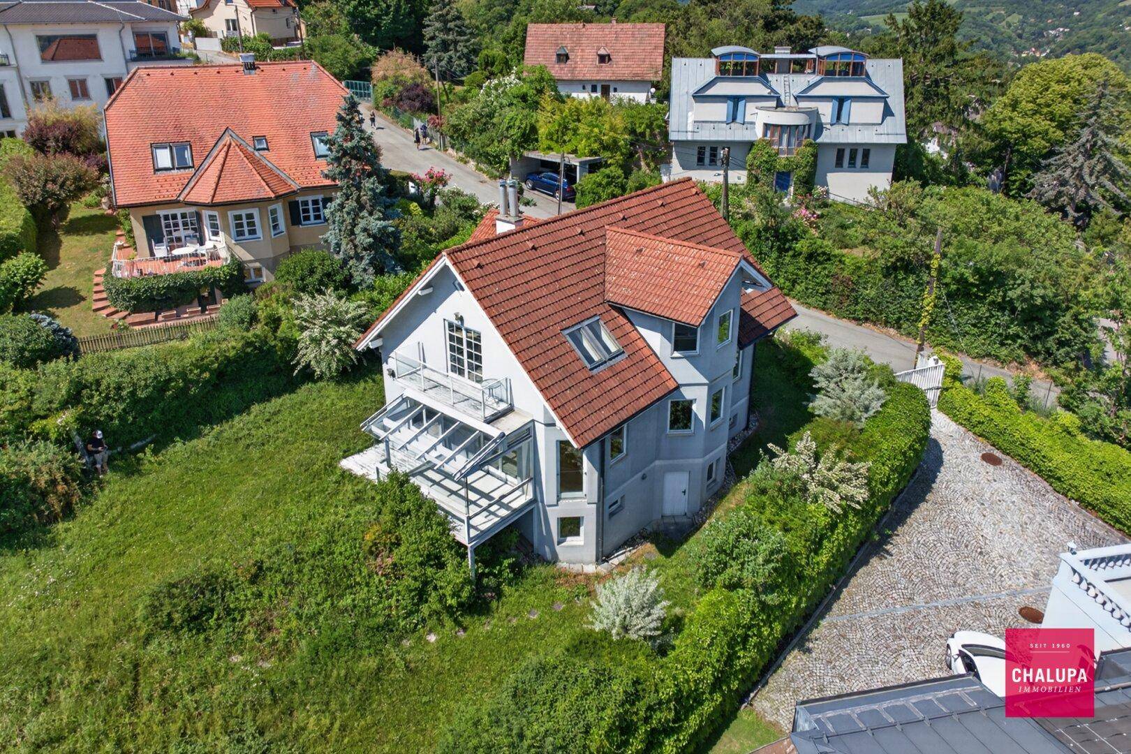 Vogelperspektive des Hauses mit großem Garten und Blick auf die umliegende grüne Landschaft.