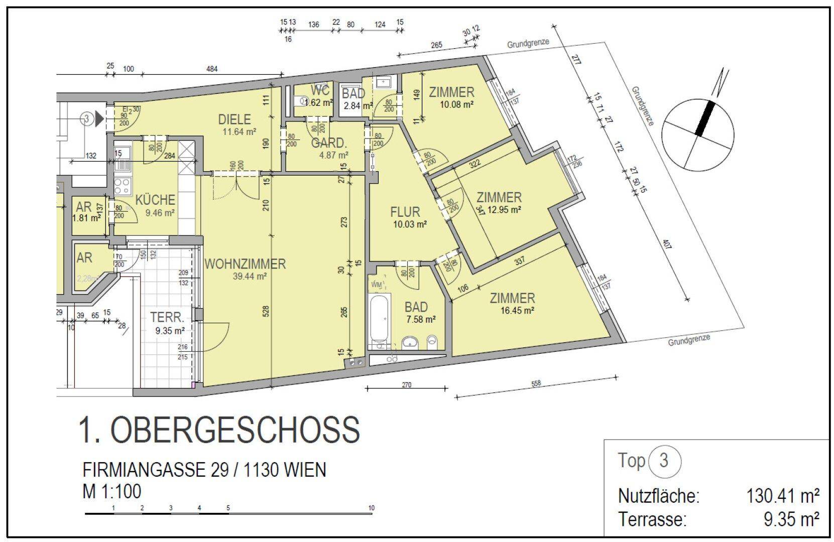 Grundriss des ersten Obergeschosses mit Wohnzimmer, Küche, drei Zimmern und Terrasse.