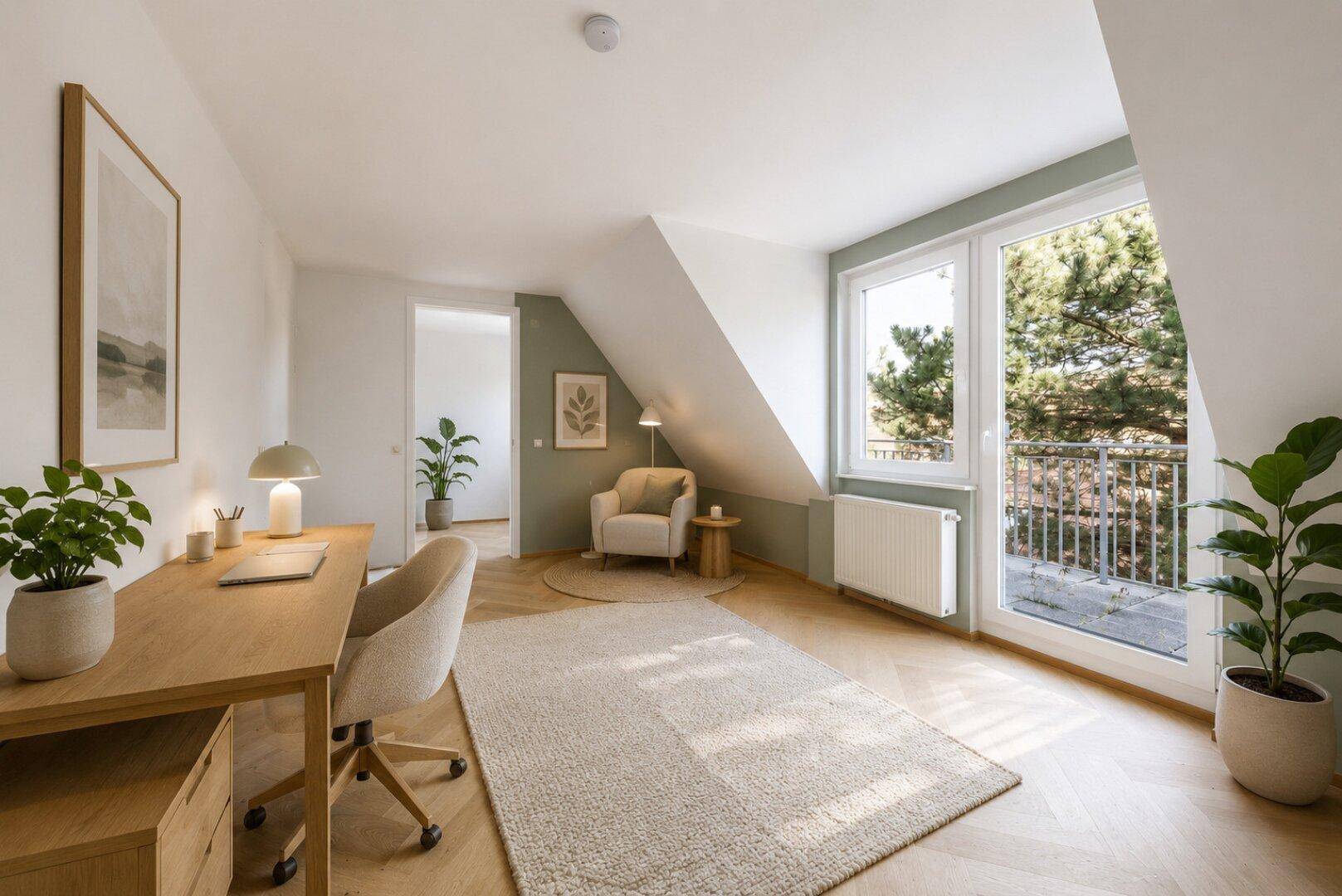 Arbeitszimmer mit Schreibtisch, Bürostuhl, Balkonzugang und Dachschrägen in hellem Design.