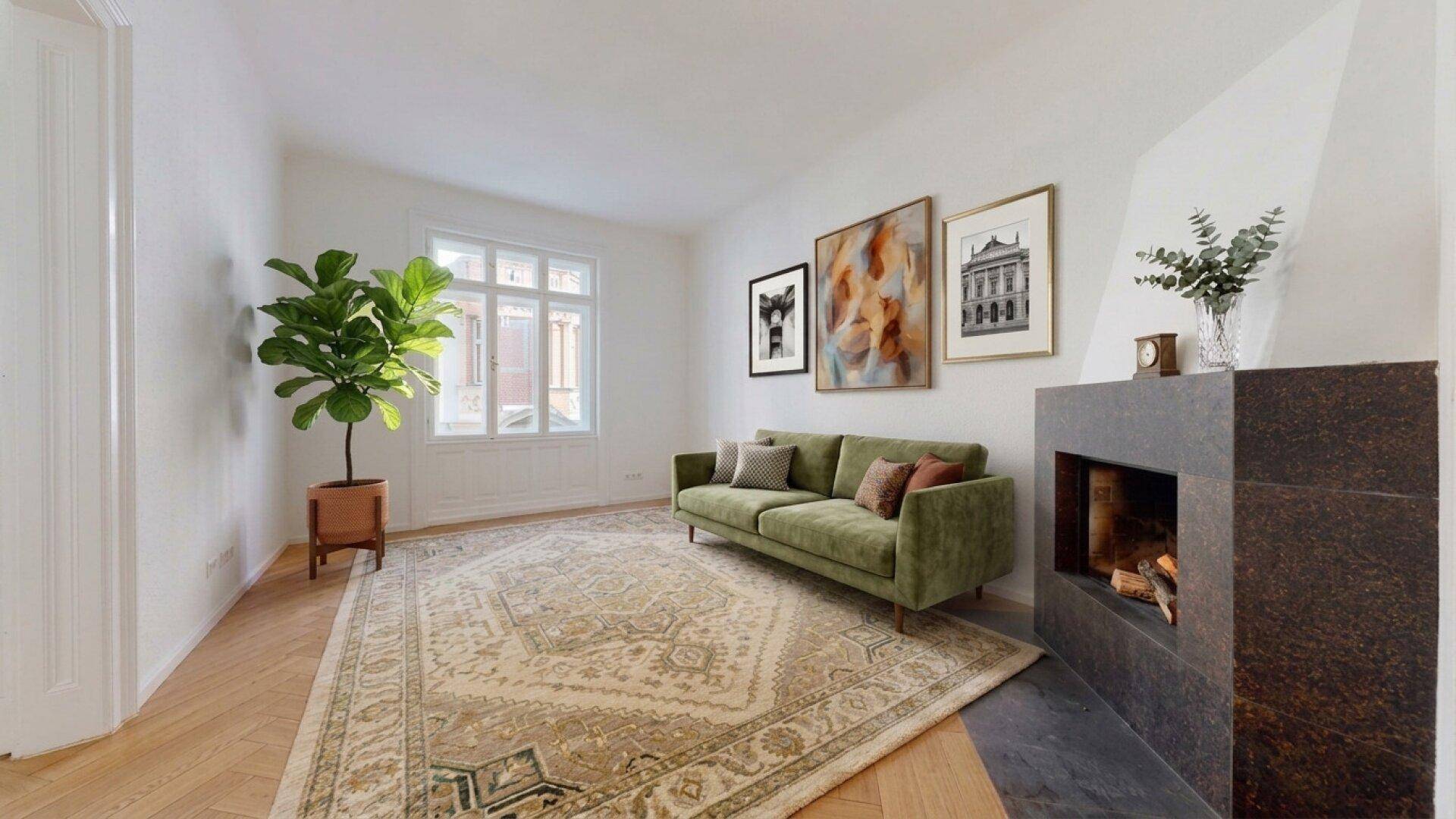 Gemütliches Wohnzimmer mit grünem Sofa, Kamin und Fischgrätparkettboden.