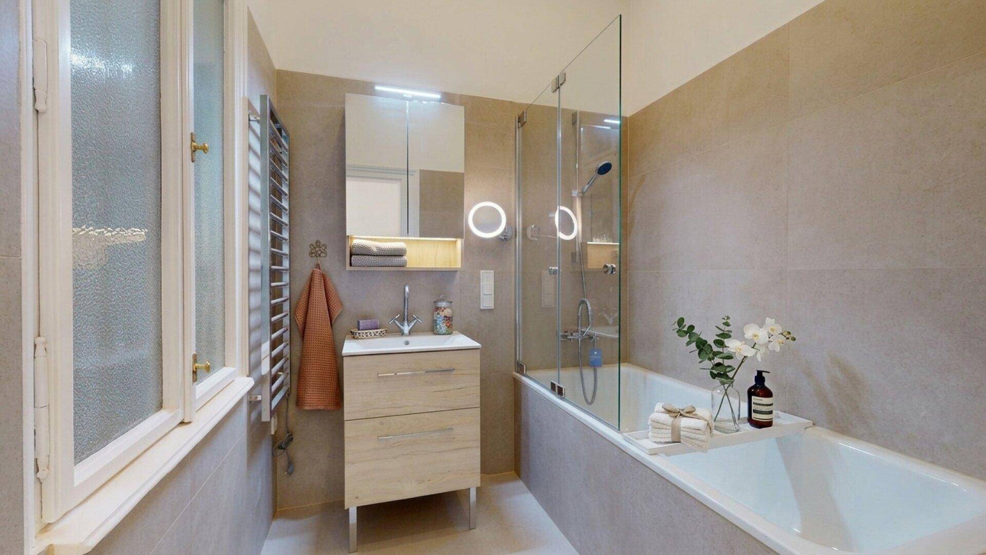 Modernes Badezimmer mit Badewanne, Dusche, Einzelwaschbecken und Fenster.
