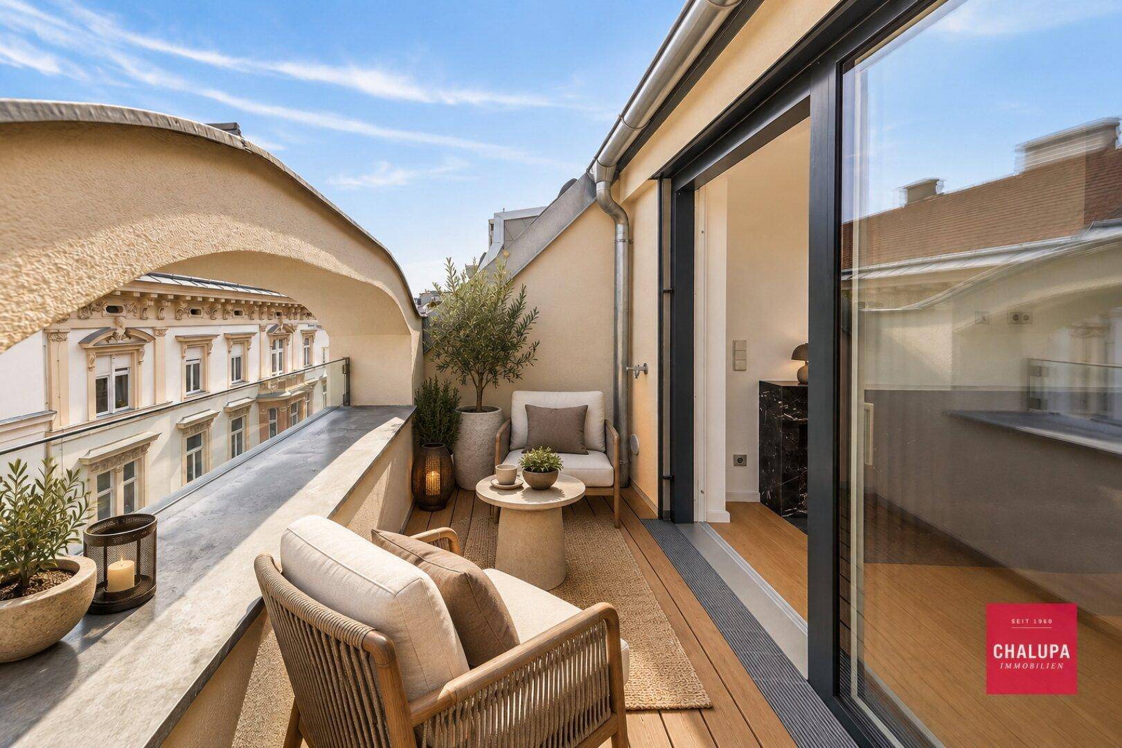 Gemütlicher Balkon mit Holzboden, Sitzgelegenheiten und Pflanzen, ideal zum Entspannen.