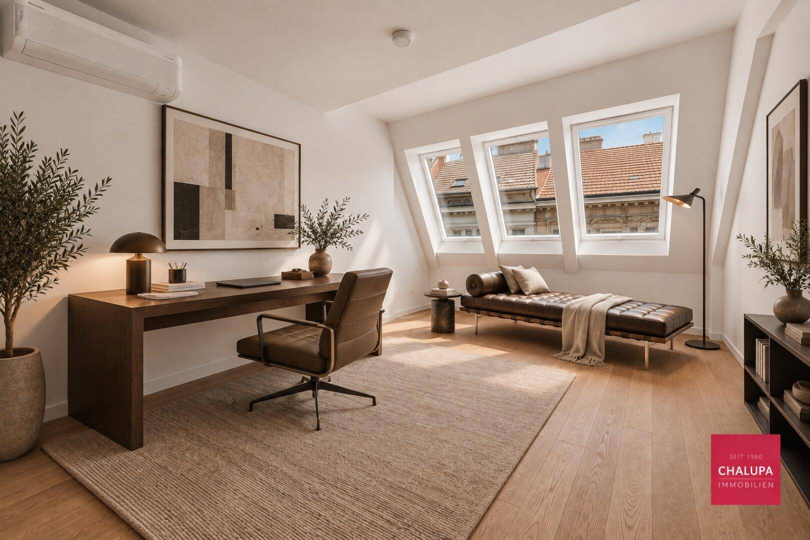 Modernes Arbeitszimmer mit Schreibtisch, Tagesbett, Holzboden und Klimaanlage unter Dachfenstern.
