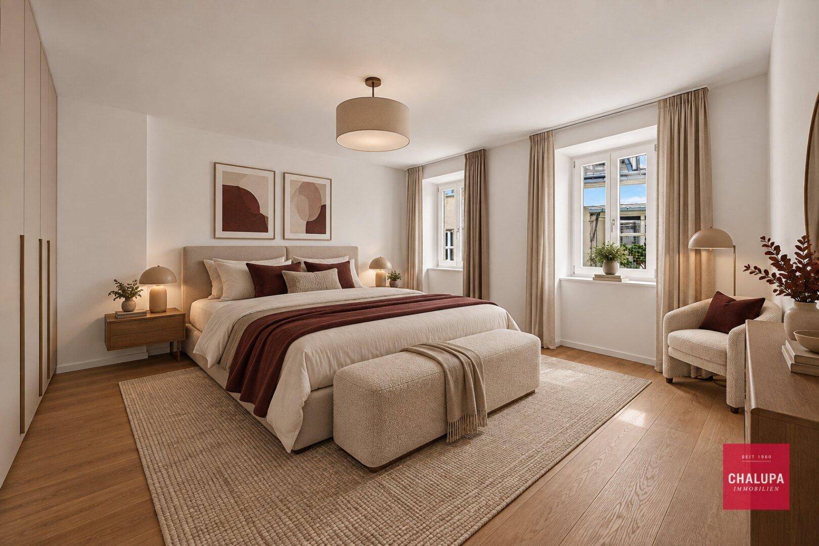 Gemütliches Schlafzimmer mit großem Bett, Holzboden und Einbauschränken.