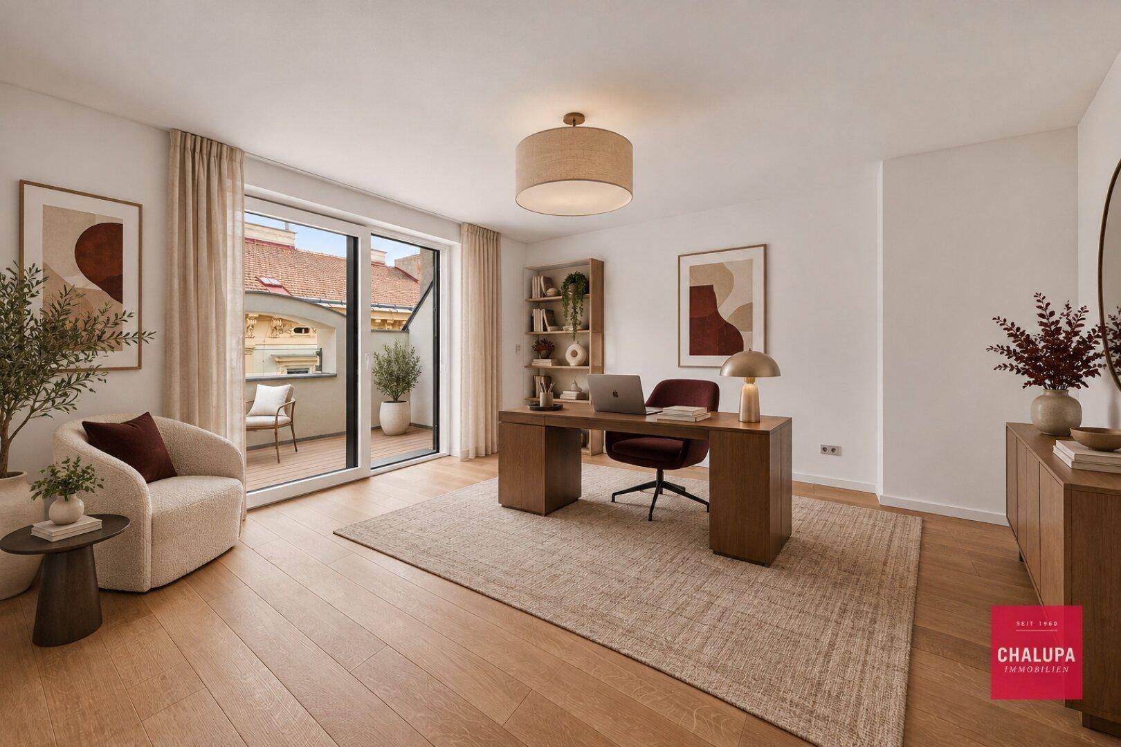 Stilvolles Büro mit Holzboden, großem Schreibtisch und Zugang zu einem Balkon.