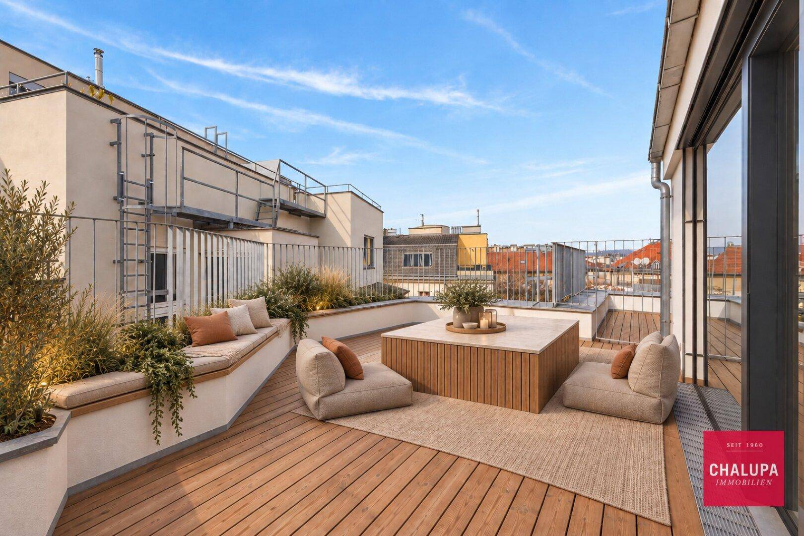 Möblierte Dachterrasse mit Holzdeck, Sitzgelegenheiten und Pflanzen für entspannte Stunden.