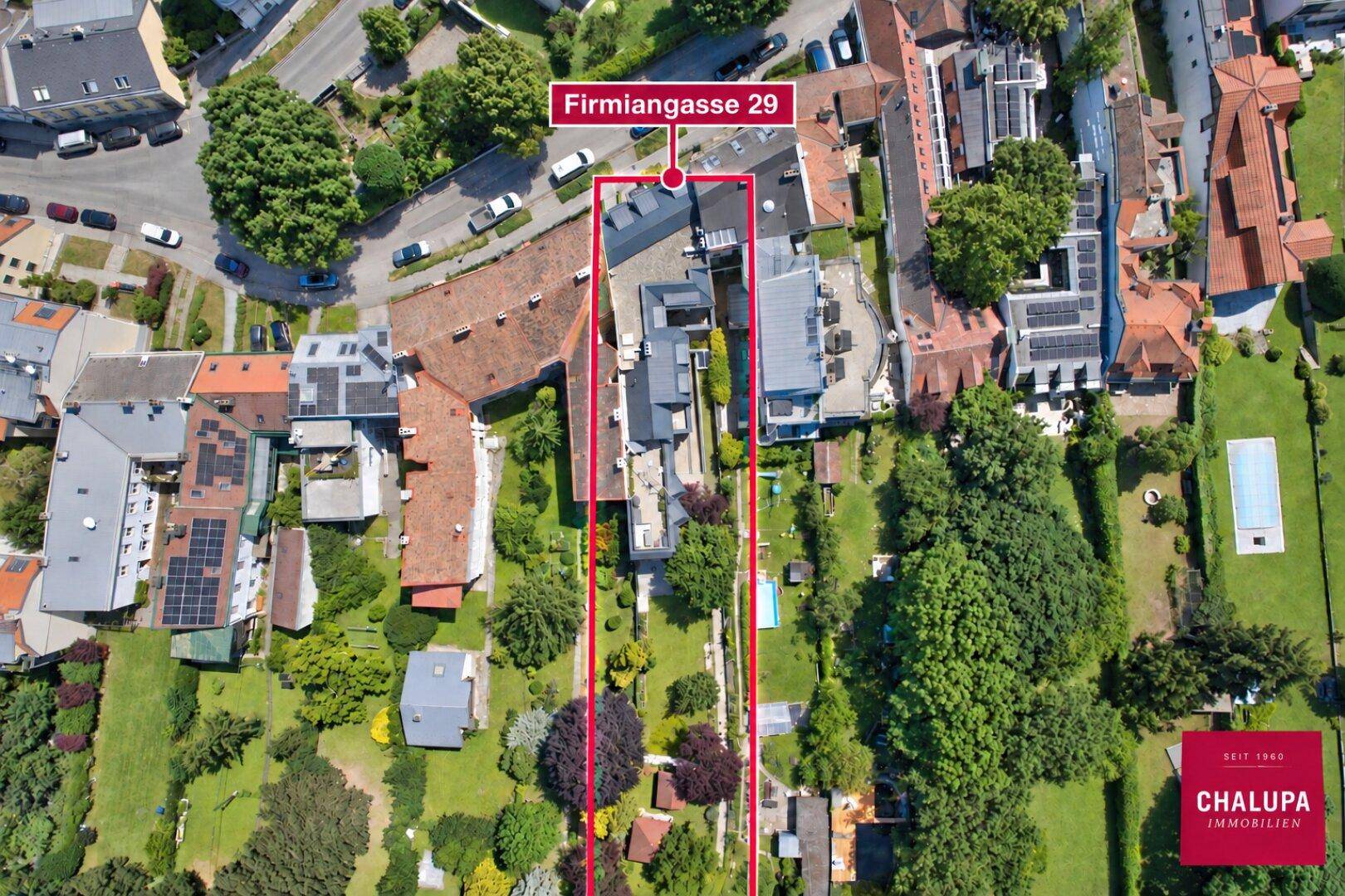 Luftaufnahme des Grundstücks mit umliegender Bebauung und viel Grünfläche.