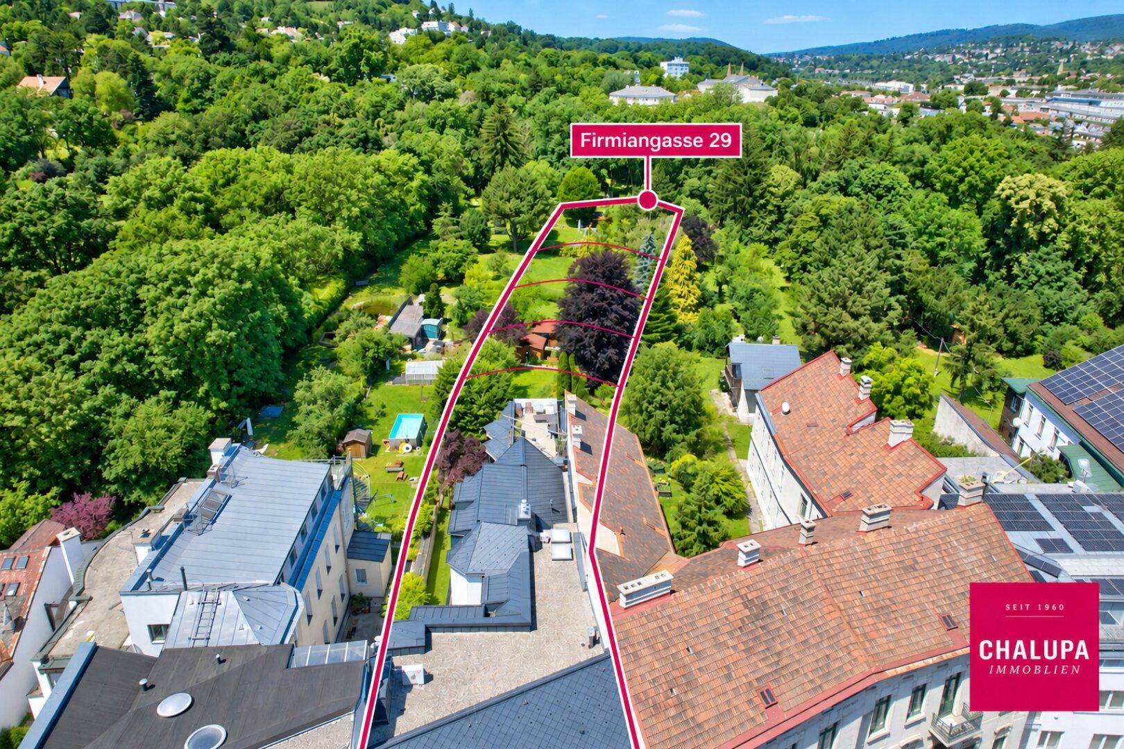 Weitläufige Luftaufnahme des Anwesens, eingebettet in eine grüne Hügellandschaft.