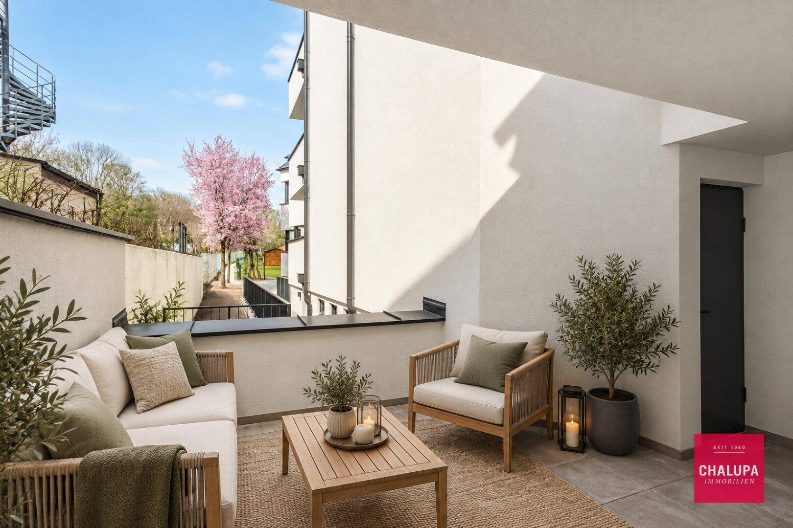 Gemütliche Terrasse mit modernen Gartenmöbeln und Pflanzen, ideal zum Entspannen.