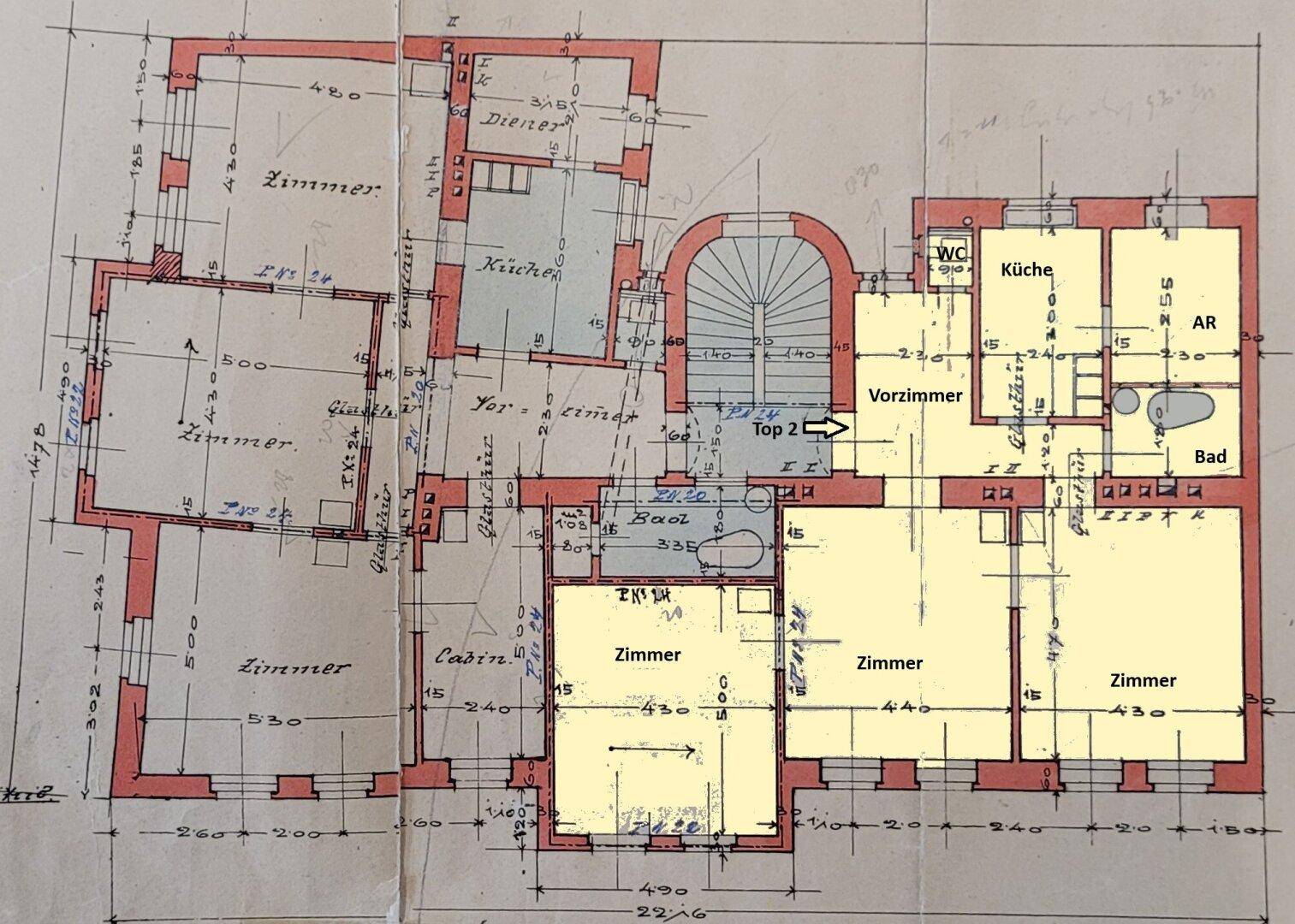 Detaillierter Grundriss einer Wohnung mit mehreren Zimmern, separater Küche, Bad und WC, sowie einem Abstellraum und Treppenhaus.
