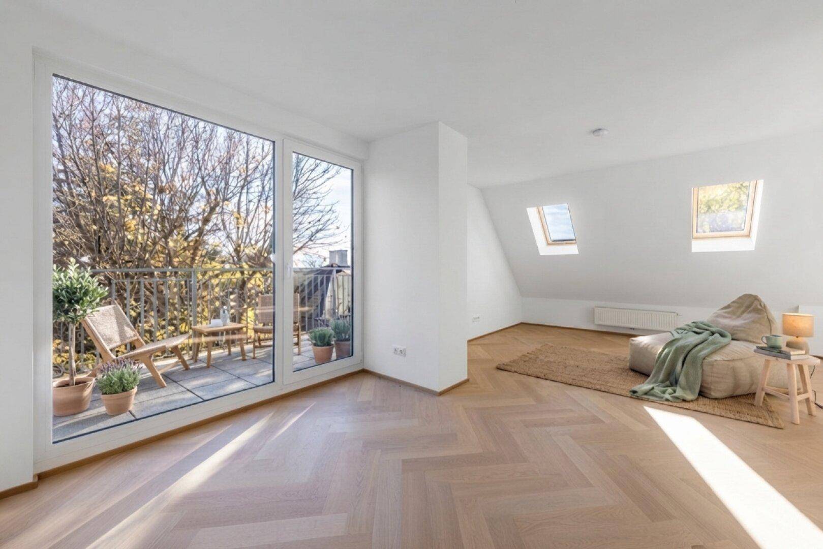 Geräumiges Zimmer mit großen Fenstern zum Balkon, Dachschrägen und zwei Dachfenstern.