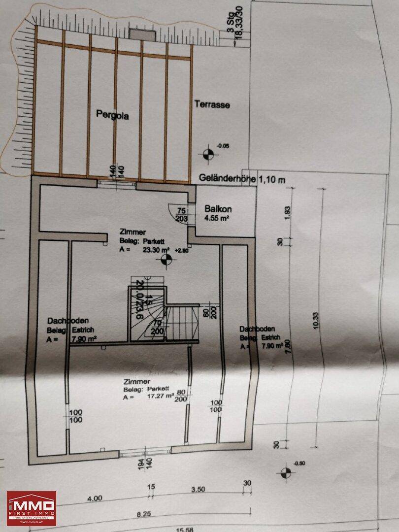 Grundriss des Obergeschosses mit Zimmern, Balkon und Dachbodenflächen.