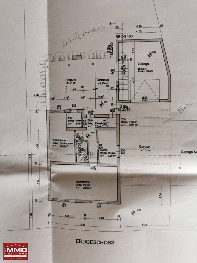 Grundriss des Erdgeschosses mit Wohnzimmer, Küche, Bad, WC, Carport und Terrasse.