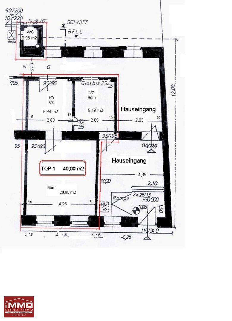 Detaillierter Grundriss mit Raumaufteilung, Flächenangaben und Hauszugängen.