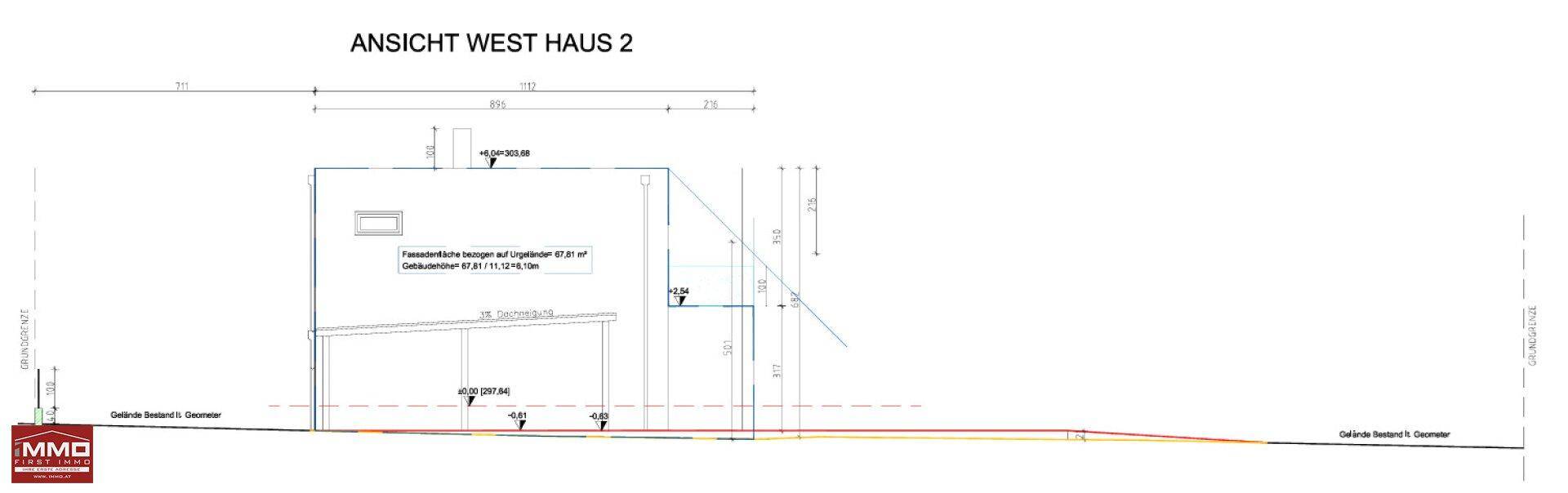 Ansicht der Westfassade von Haus 2 mit Carport und moderner Gestaltung.