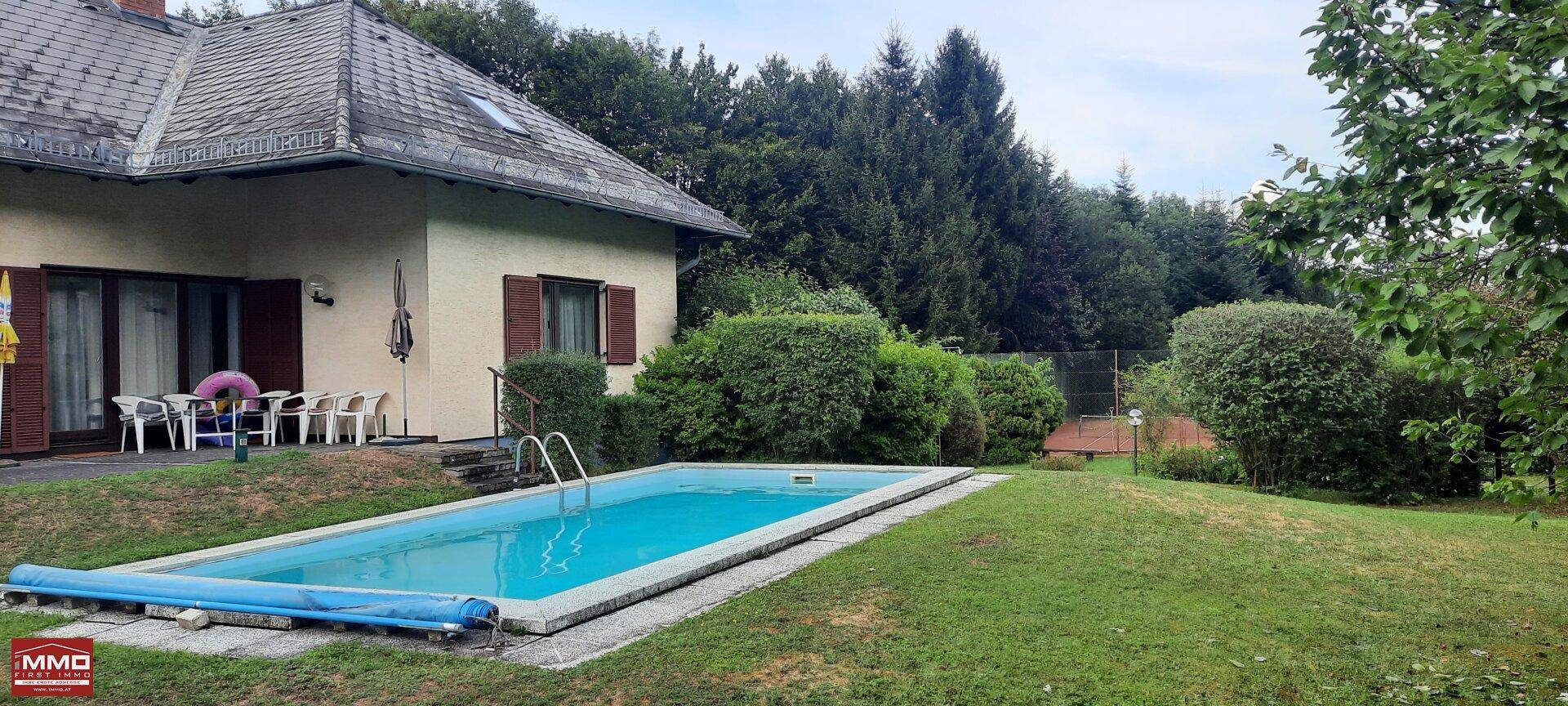Großzügiger Gartenbereich mit privatem Swimmingpool und viel Grünfläche hinter dem Haus.