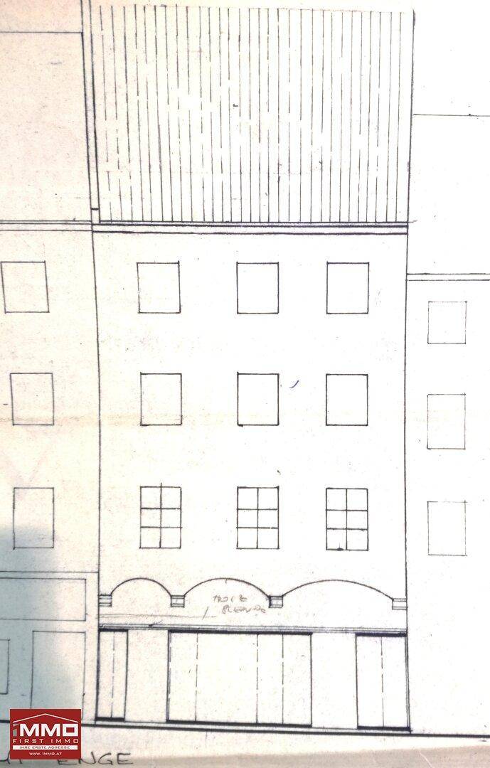 Einfache architektonische Skizze der Gebäudefassade mit mehreren Fenstern und einem Ladenbereich im Erdgeschoss.