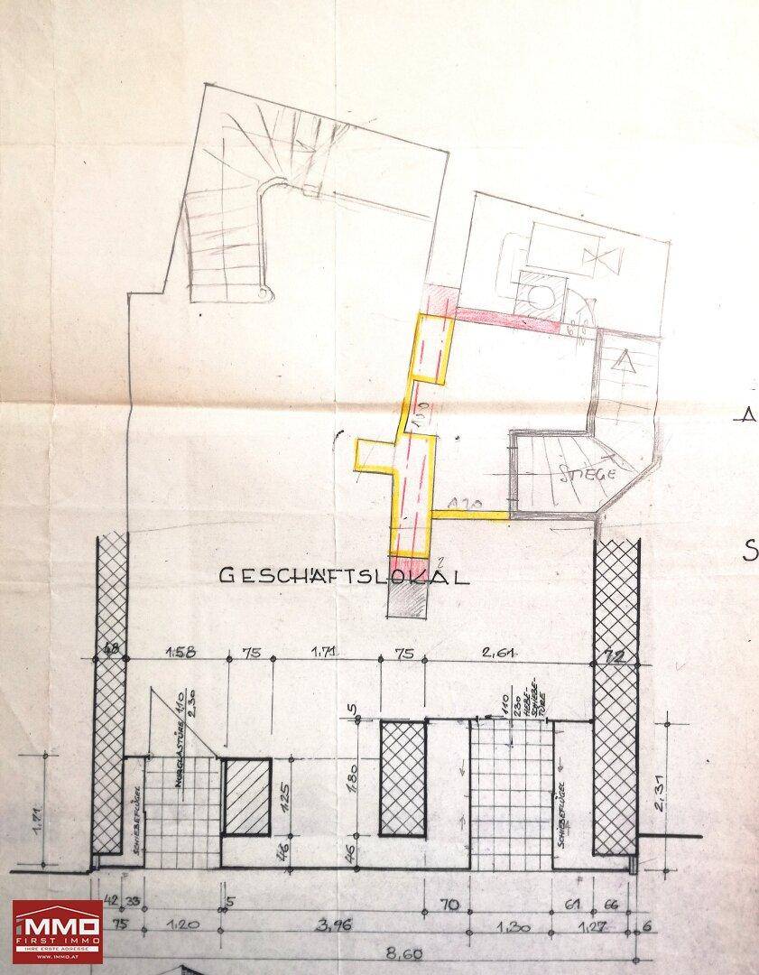 Grundriss eines Geschäftslokals mit Treppenhaus und detaillierten Maßangaben für die Raumaufteilung.