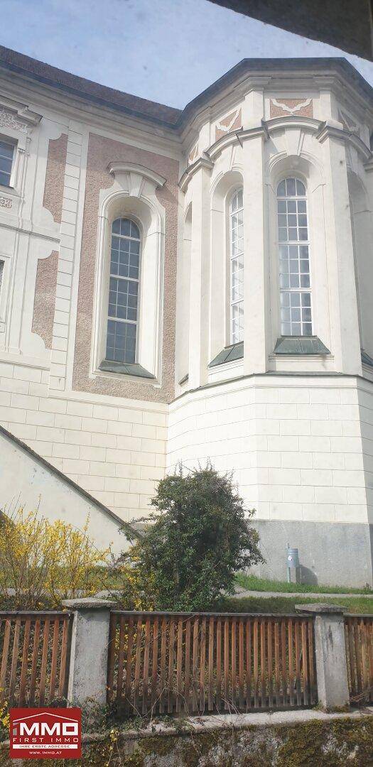 Prächtiges historisches Gebäude mit hohen Fenstern und klassischer Architektur.