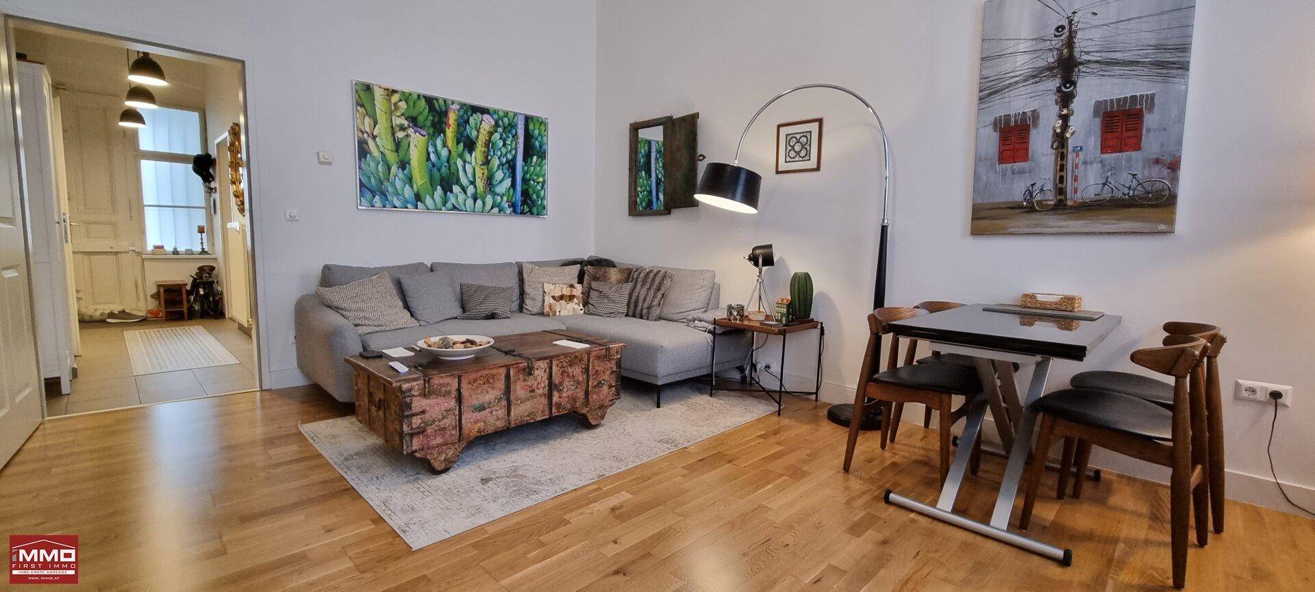 Geräumiger Wohn- und Essbereich mit Ecksofa, Couchtisch und Esstisch.