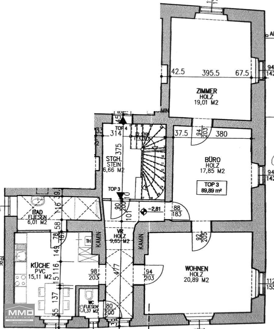 Detaillierter Grundriss mit Küche, Bad, Wohnzimmer, Büro und Schlafzimmer, inklusive Kamin.