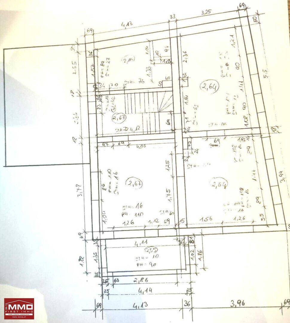 Detaillierter Grundriss des Erdgeschosses mit mehreren Räumen, Treppenhaus und Zugang zu einem Außenbereich.