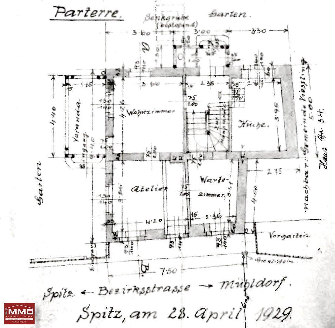 Historischer Grundriss des Erdgeschosses mit Wohnzimmer, Küche, Atelier und Gartenanschluss.